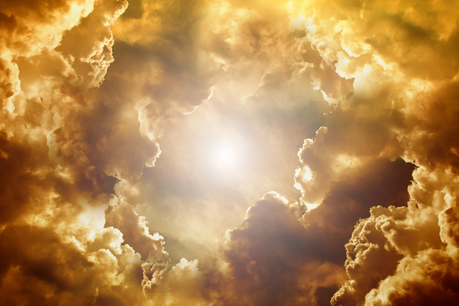 Nube de tormenta dorada abriéndose alrededor de un sol brillante.